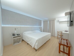 スタンダード ツインルーム | ミニバー、客室ごとに異なる装飾、客室ごとに異なるインテリア、デスク