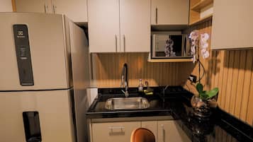 Microondas, cafetera expreso, freezer