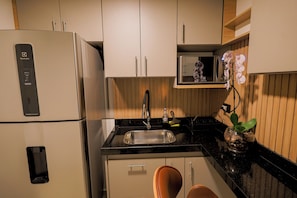 Deluxe Studio Suite | Private kitchen | Microwave, espresso maker, freezer - Antonio's Palace Hotel (Piracicaba)