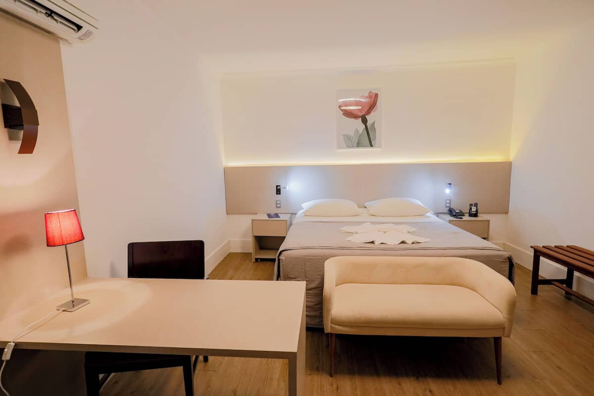 Minibar, decoración personalizada, muebles diferentes y escritorio