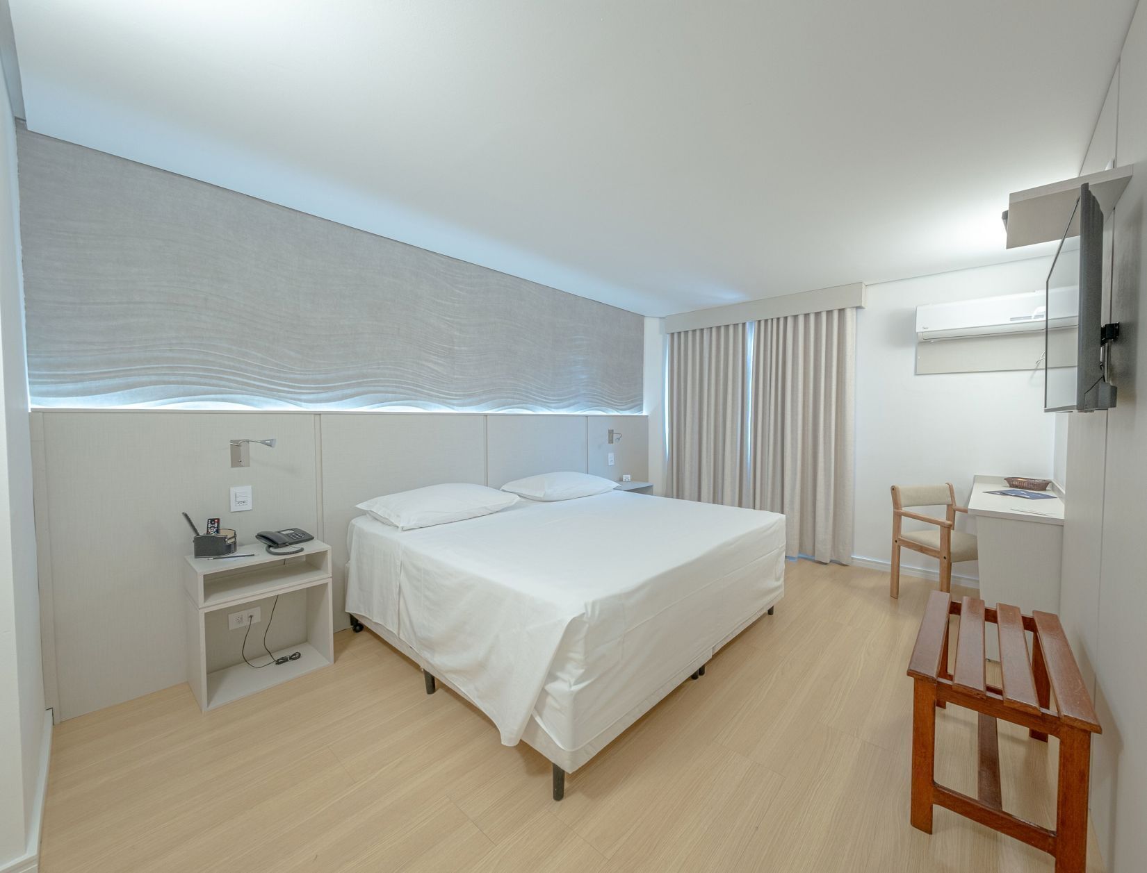Minibar, decoración personalizada, muebles diferentes y escritorio 