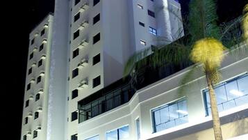 Fachada da propriedade à noite