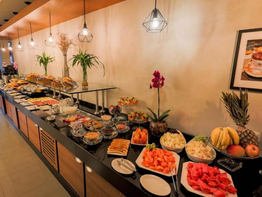 Café da manhã com buffet grátis todos os dias