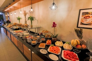 Café da manhã com buffet grátis todos os dias