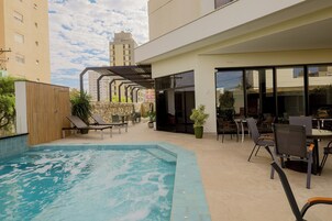 Piscina externa, funciona das 5h às 22h, espreguiçadeiras