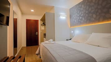 Quarto casal standard | Frigobar, individualmente decorados, individualmente mobiliados