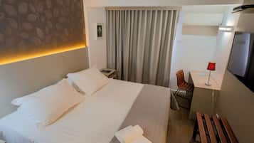 Standard Double Room | Minibar, individually decorated, individually furnished, desk