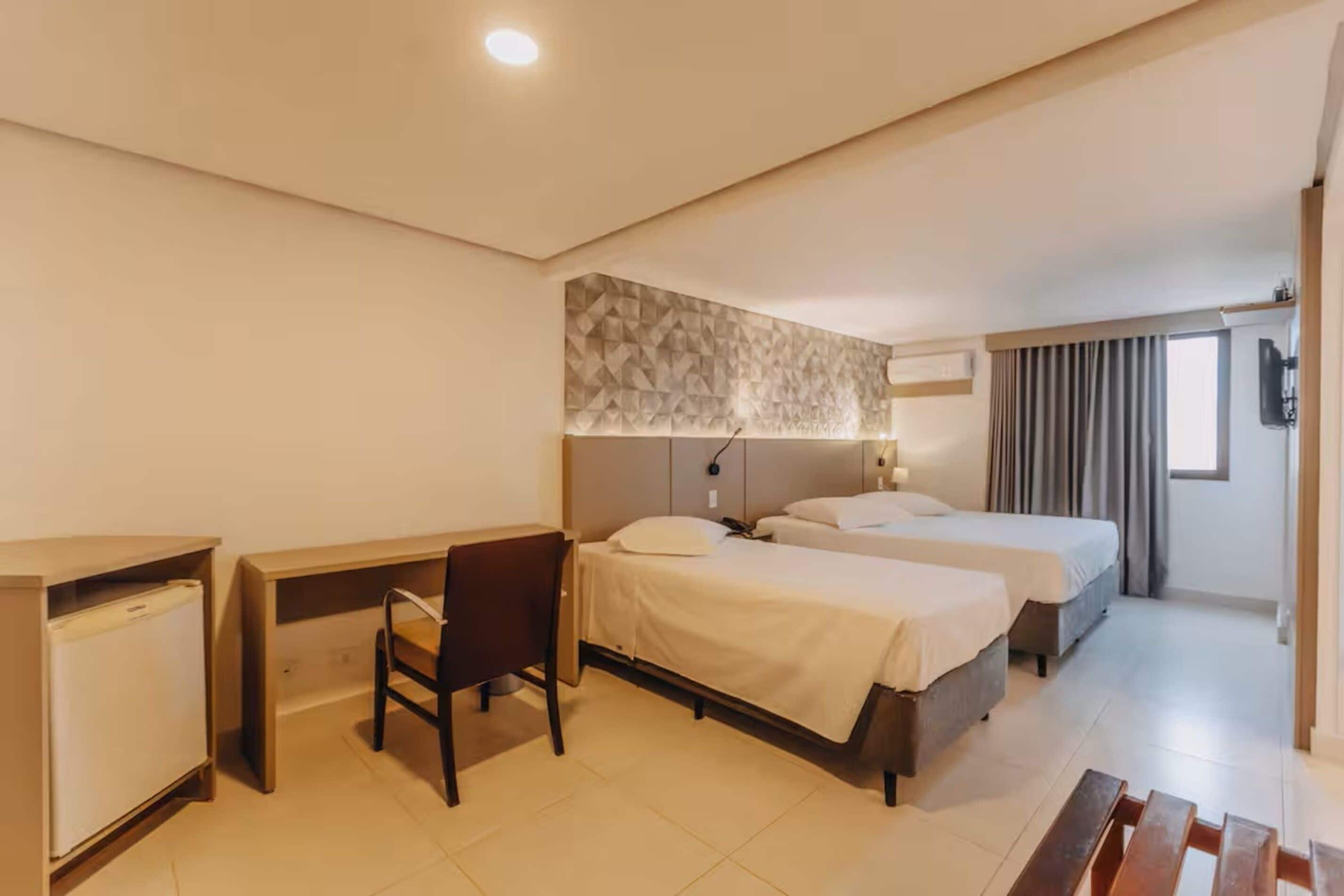 Minibar, decoración personalizada, muebles diferentes y escritorio 