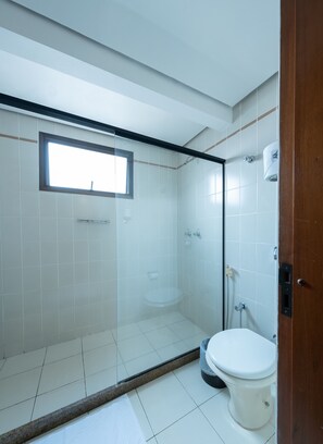 スタンダード ツインルーム | バスルーム | シャワー、デザイナーバスアメニティ、ヘアドライヤー、タオル