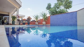 Outdoor pool, open 5:00 AM to 10:00 PM, pool loungers