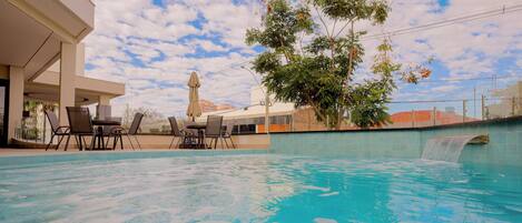 Een buitenzwembad, open van 05.00 uur tot 22.00 uur, en ligstoelen