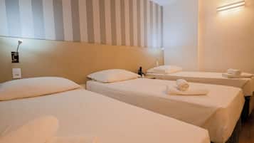 Minibar, decoración personalizada, muebles diferentes y escritorio