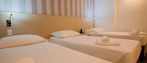 Minibar, decoración personalizada, muebles diferentes y escritorio