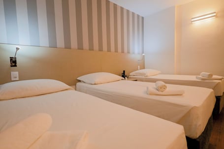 Minibar, decoración personalizada, muebles diferentes y escritorio