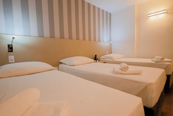 Standard Triple Room, 3 Single Beds | Minibar, individually decorated, individually furnished, desk - Antonio's Palace Hotel (Piracicaba)