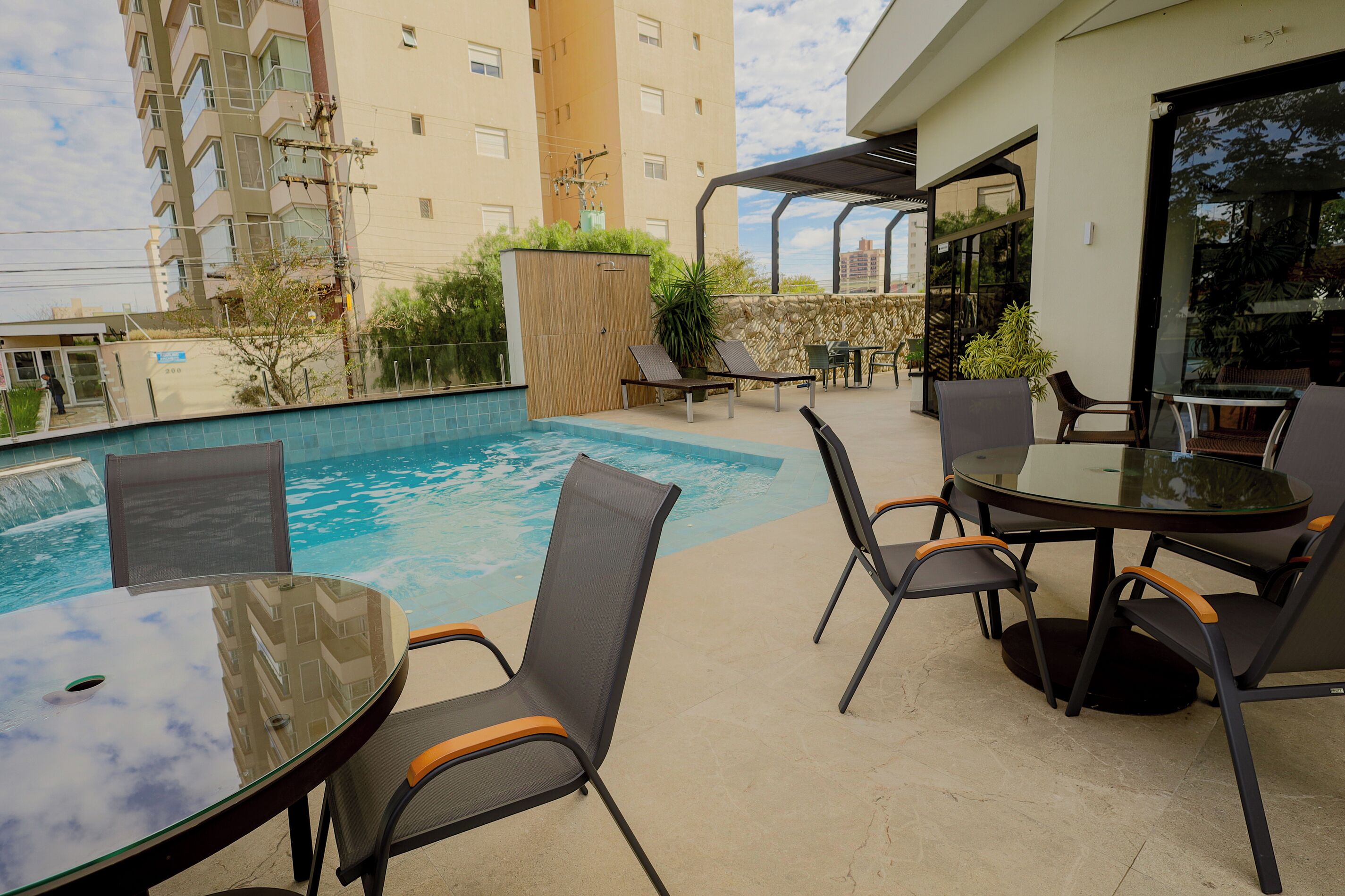 Piscina externa, funciona das 5h às 22h, espreguiçadeiras