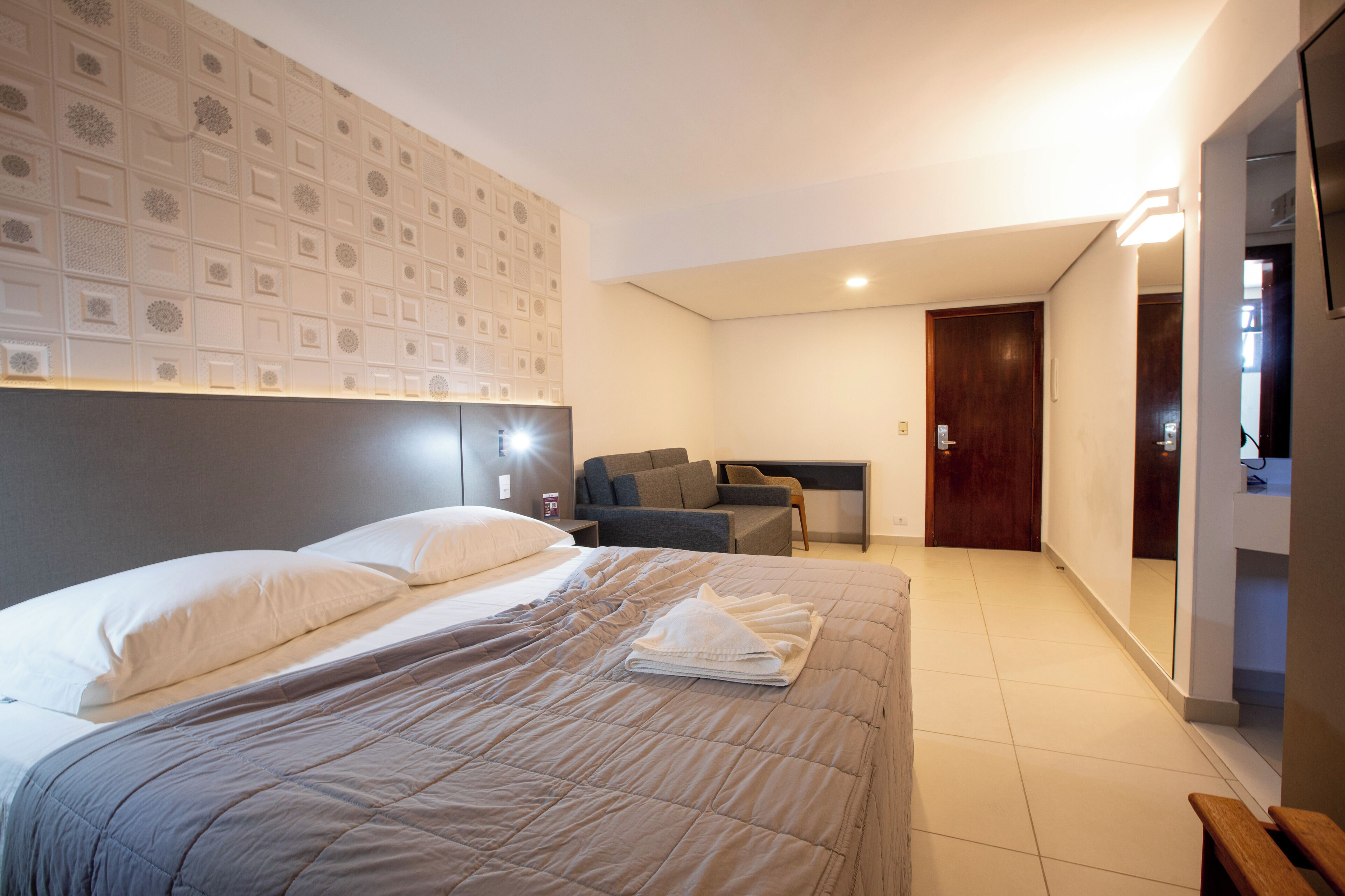 studio suite, 1 bedroom | 1 bedroom, minibar, individually decorated, individually furnished