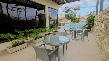 Piscine extérieure, chaises longues