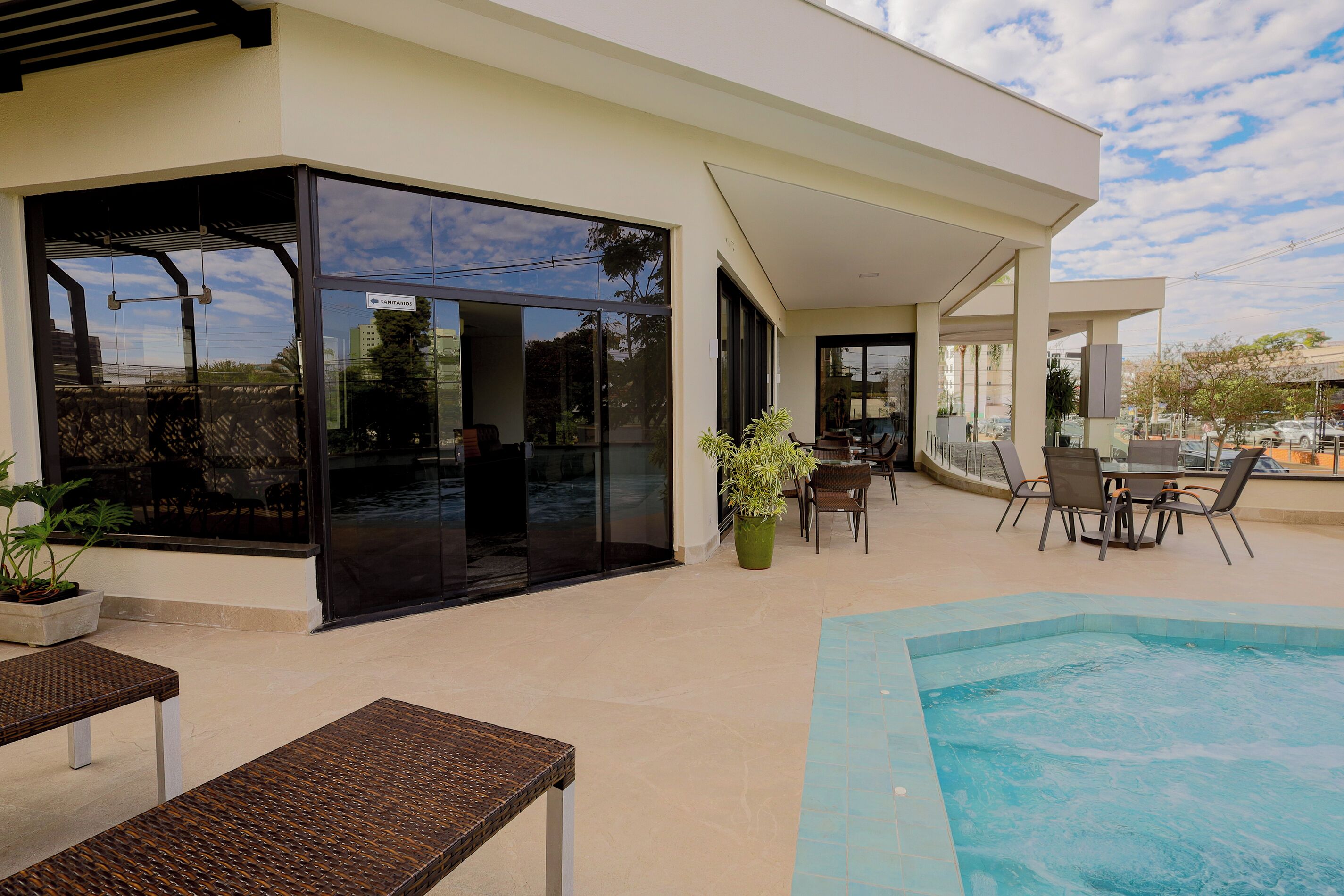 Piscina externa, funciona das 5h às 22h, espreguiçadeiras