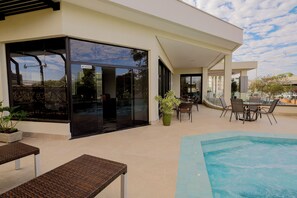 Outdoor pool, open 5:00 AM to 10:00 PM, sun loungers - Antonio's Palace Hotel (Piracicaba)