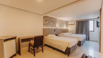 Minibar, decoración personalizada, muebles diferentes y escritorio