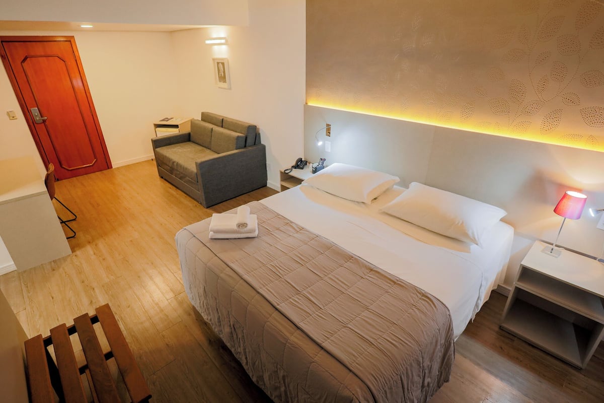 Minibar, decoración personalizada, muebles diferentes y escritorio