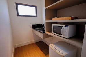 Superior Studio Suite, 1 King Bed, Balcony, City View | Private kitchen | Microwave, espresso maker, freezer - Antonio's Palace Hotel (Piracicaba)