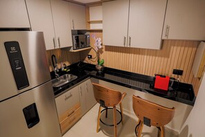 Deluxe Studio Suite | Private kitchen | Microwave, espresso maker, freezer