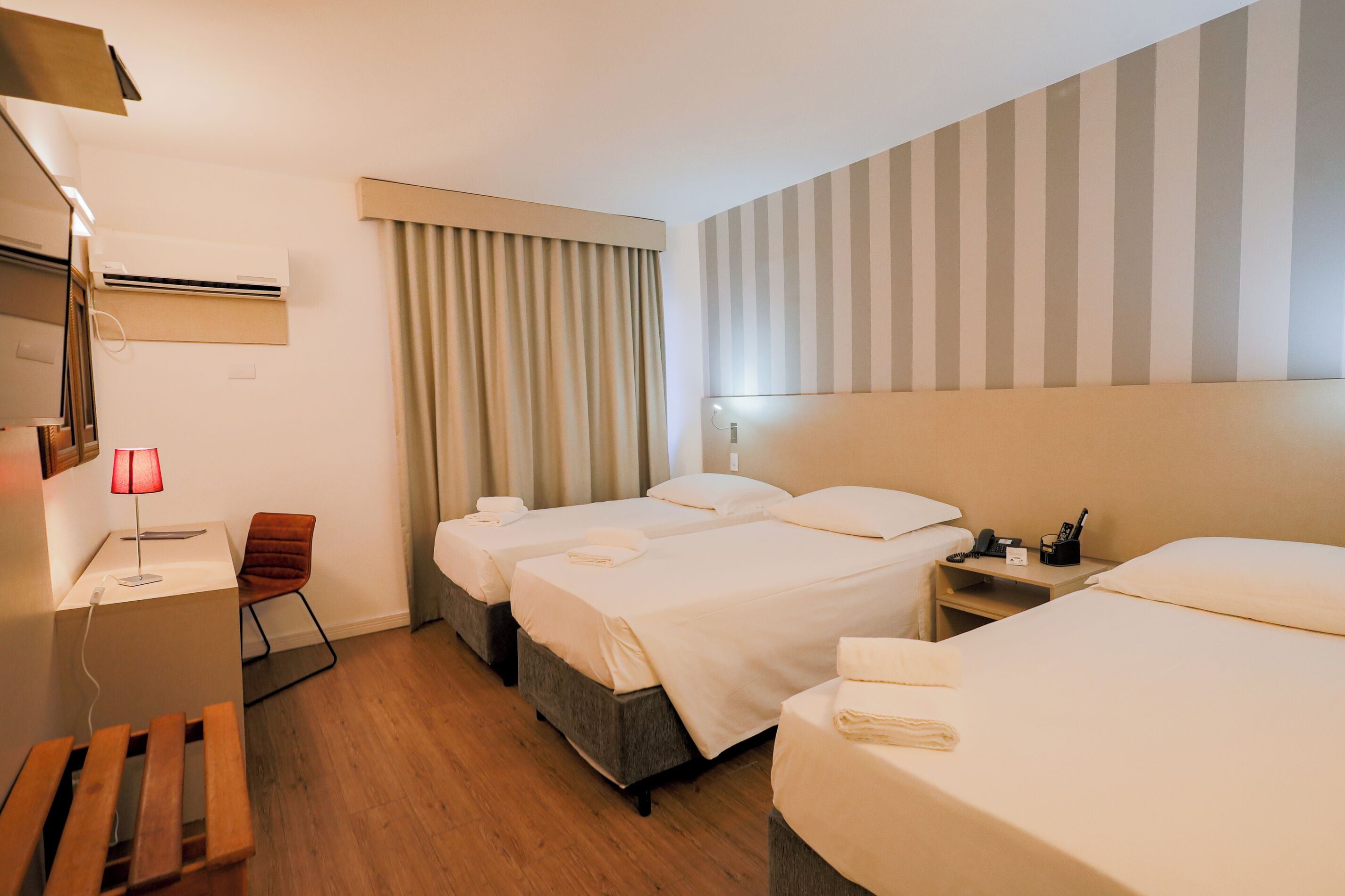 ス タンダード トリプルルーム シングルベッド 3 台 | ミニバー、客室ごとに異なる装飾、客室ごとに異なるインテリア、デスク