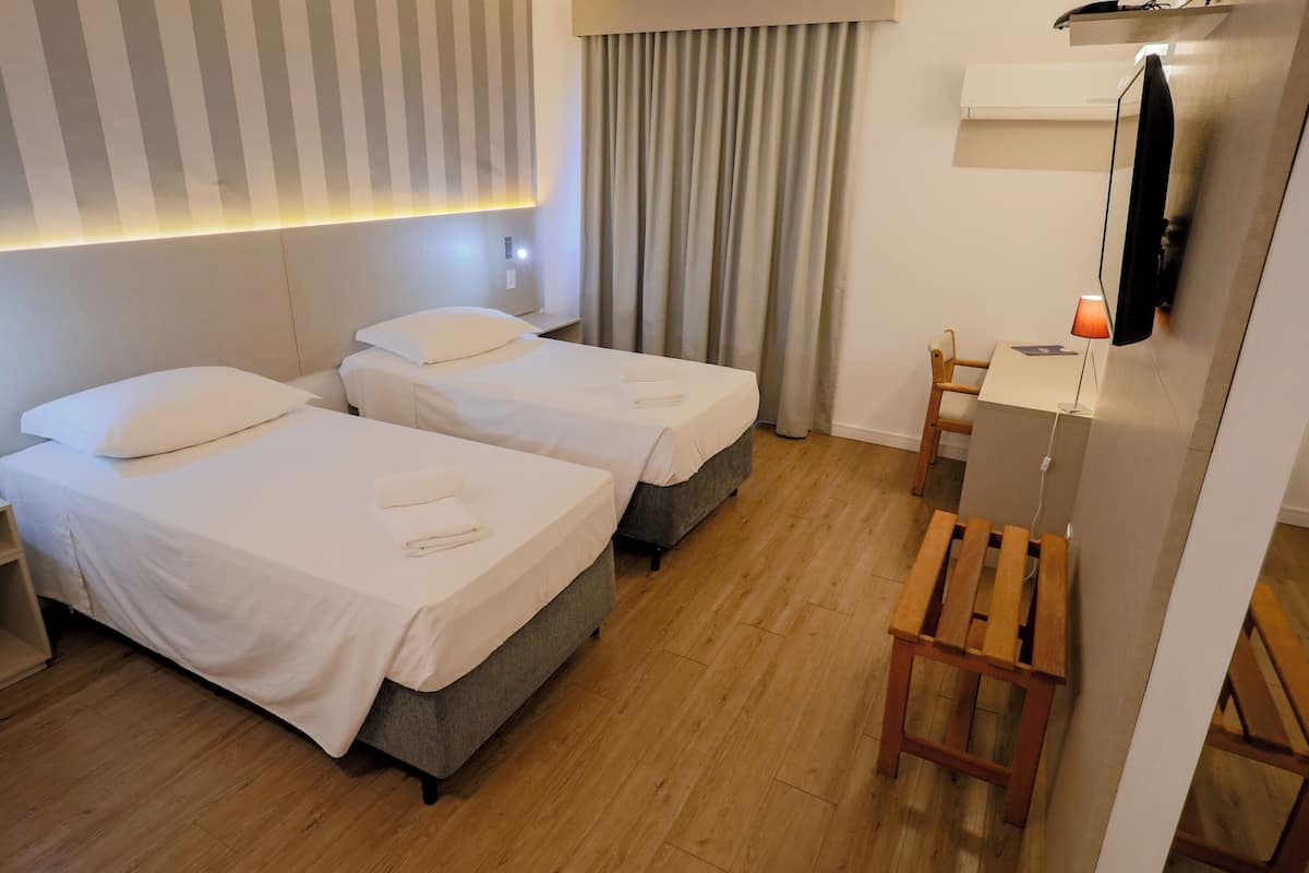 Standard Twin Room | Minibar, individually decorated, individually furnished, desk