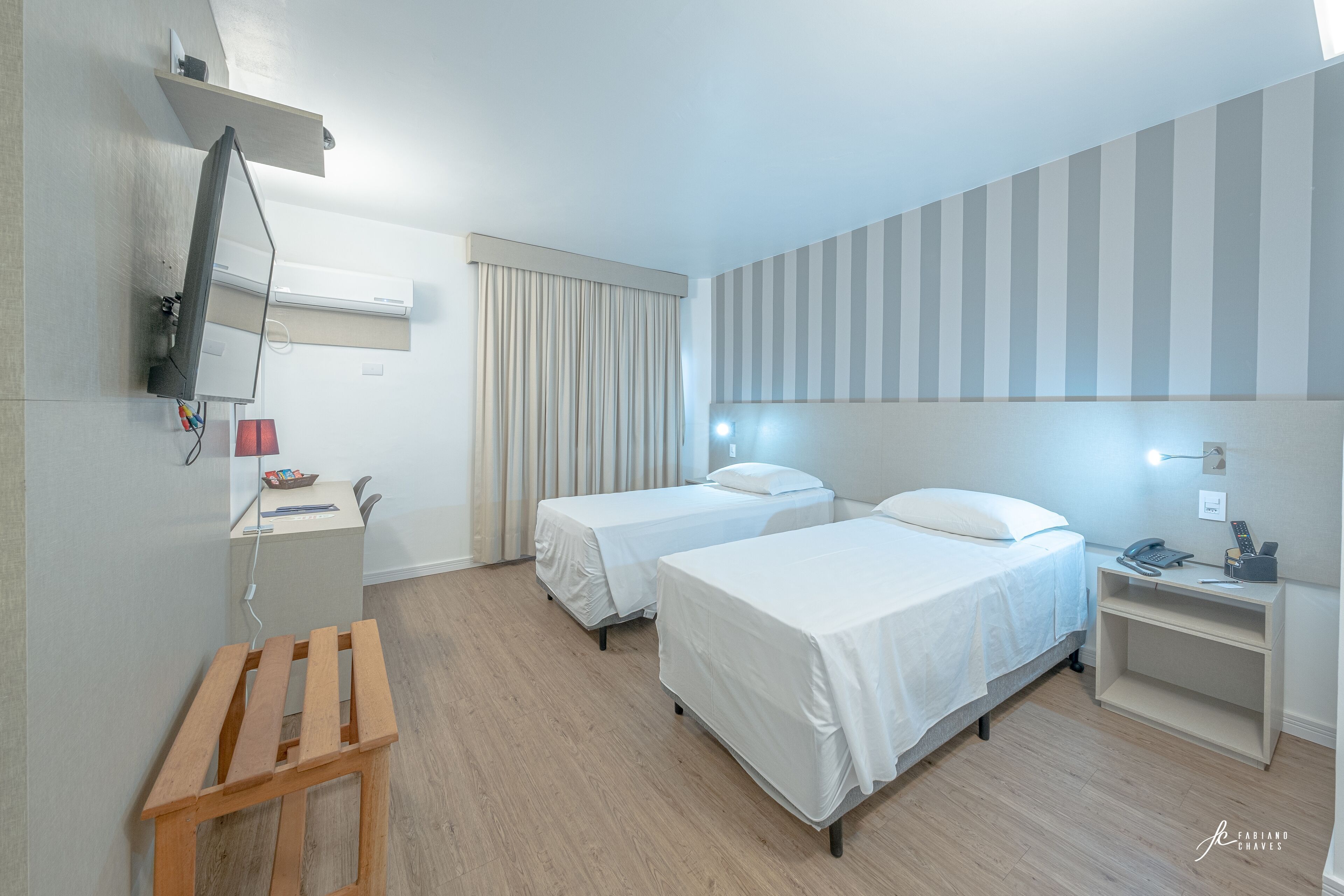 มินิบาร์, ห้องพักตกแต่งอย่างมีเอกลักษณ์, ตกแต่งพิเศษโดยเฉพาะ, โต๊ะทำงาน