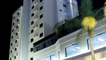 Fachada da propriedade à noite