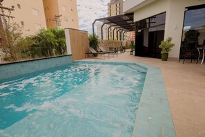 Una piscina al aire libre (de 05:00 a 22:00), tumbonas
