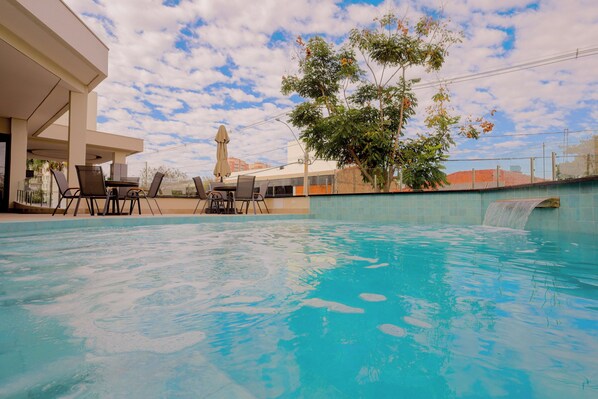 Outdoor pool, open 5:00 AM to 10:00 PM, pool loungers - Antonio's Palace Hotel (Piracicaba)