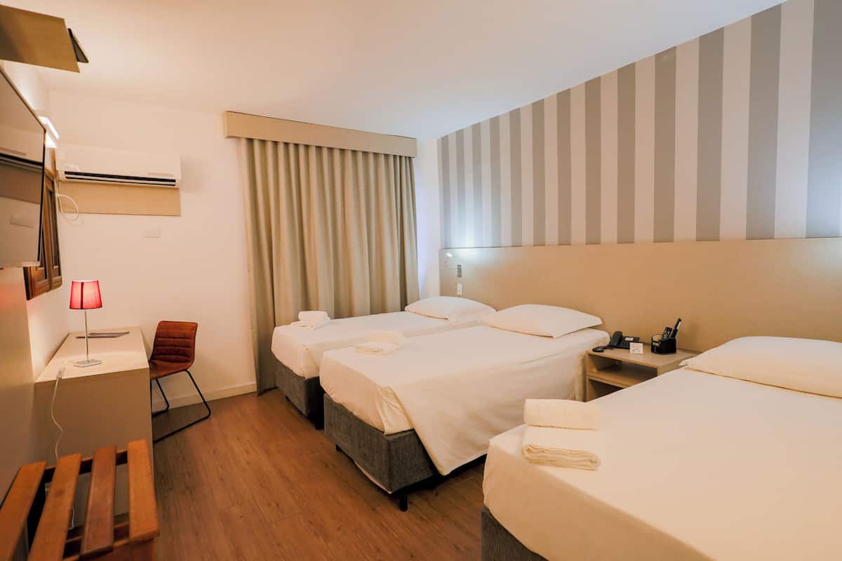 Minibar, decoración personalizada, muebles diferentes y escritorio