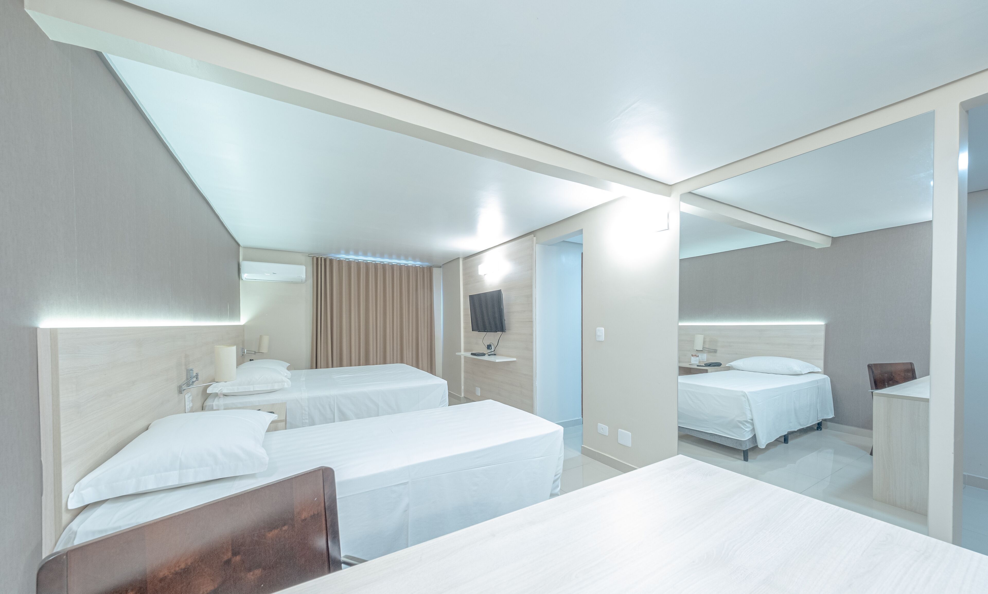 Minibar, decoración personalizada, muebles diferentes y escritorio 