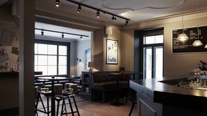 Un espace bar moderne avec des tabourets, un comptoir et un tableau affichant le menu.
