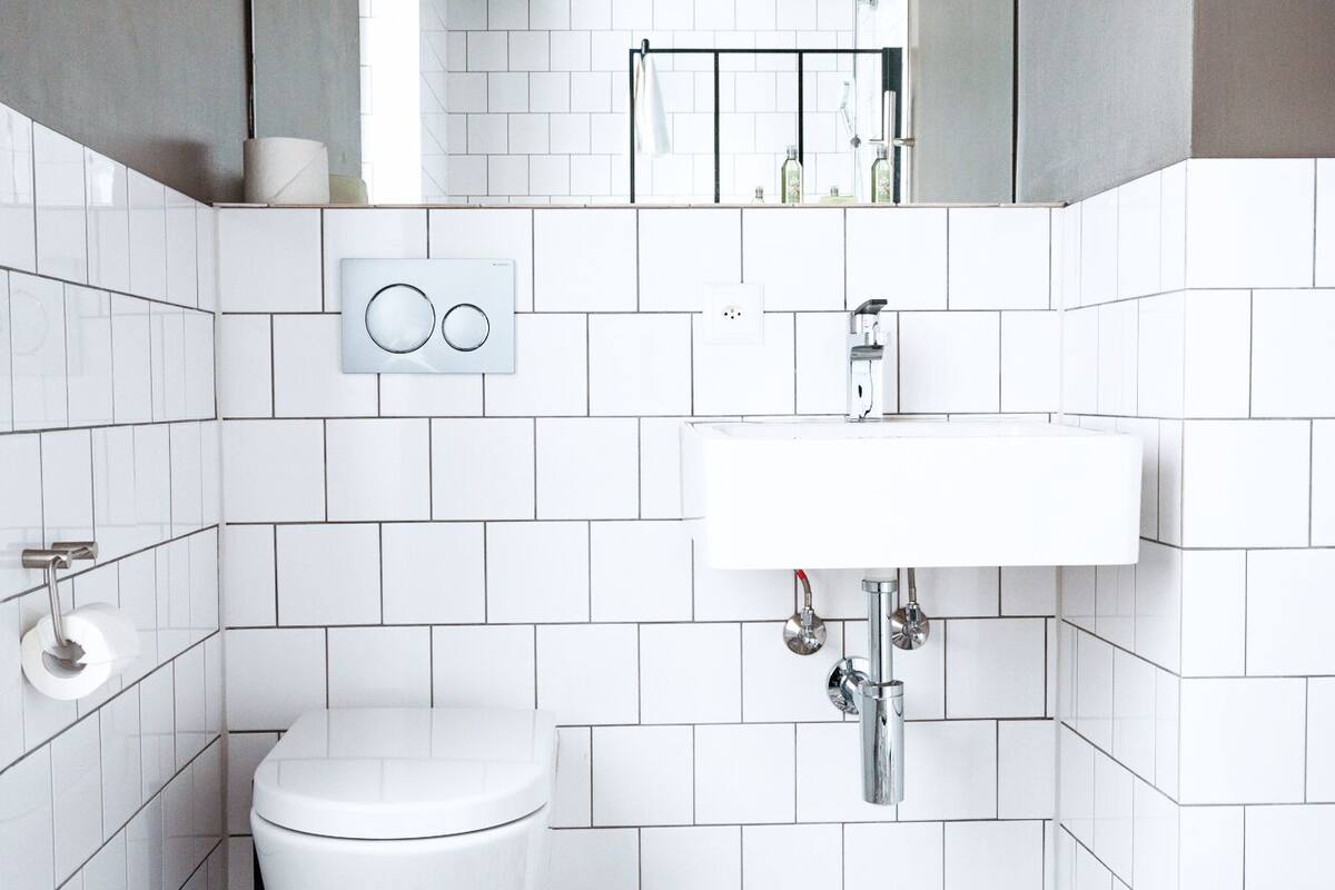 comfort corner room | bathroom | hair dryer, towels