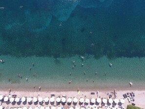 Nær stranden og hvit sand