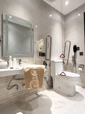 Villa - 2 sovrum (Special Needs) | Badrum | Dusch, regndusch, hårtork och badrock