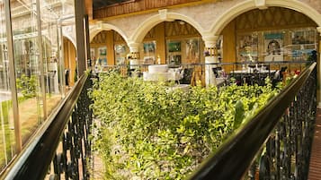 2 restoran, melayani makan siang dengan sajian masakan internasional