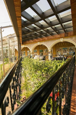 Här finns 2 restauranger som serverar lunch.