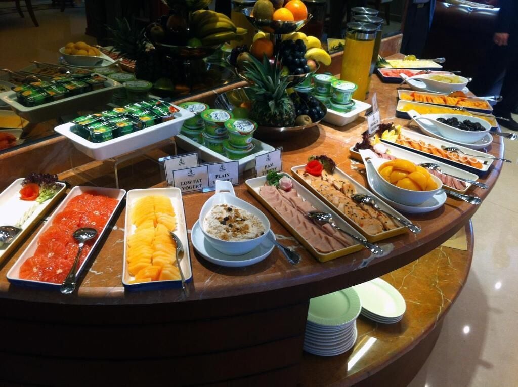 Desayuno buffet diario (SAR 90 por persona)