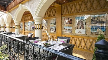 2 restaurantes, se sirven comidas, cenas, brunch y cocina internacional