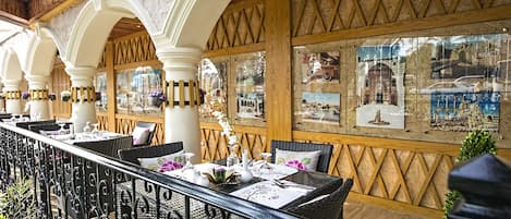2 restaurants, lunch, dinner, brunch served; international cuisine