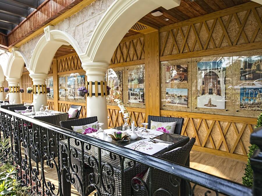 2 restaurantes: opção de almoço, jantar e brunch aos fins de semana