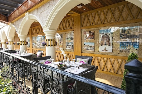 2 restaurantes; se sirve almuerzo, cena y brunch; cocina internacional