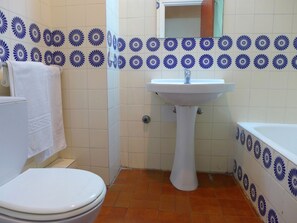 Bathtub, towels - Murillo Apartamentos (Salou)