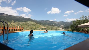Alberca al aire libre y camastros