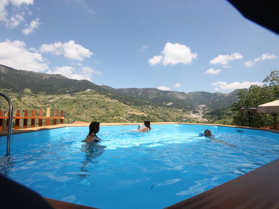 Piscina all'aperto, lettini